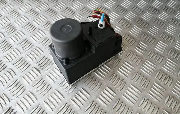 Audi A3 S3 8L Central locking vacuum pump 8L0862257G