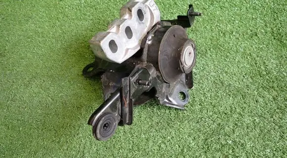 Toyota Yaris XP210 Gearbox mounting bracket 