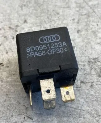 Volkswagen PASSAT B5 Other relay 8d0951253a