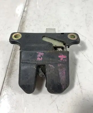 Audi A4 S4 B5 8D Tailgate/trunk/boot lock/catch/latch 8D5959489