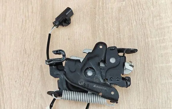 BMW 5 G30 G31 G38 Engine bonnet/hood lock/catch 7347404