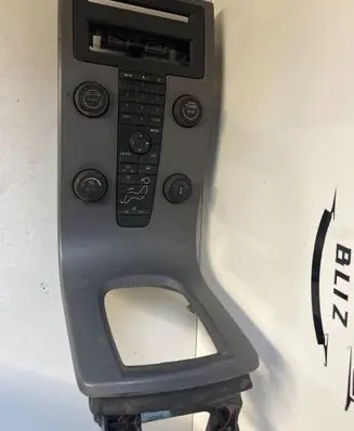 Volvo V50 Central console control unit 8623067