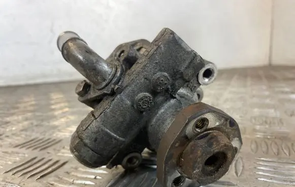 Volkswagen Caddy Power steering pump 2K0422154A
