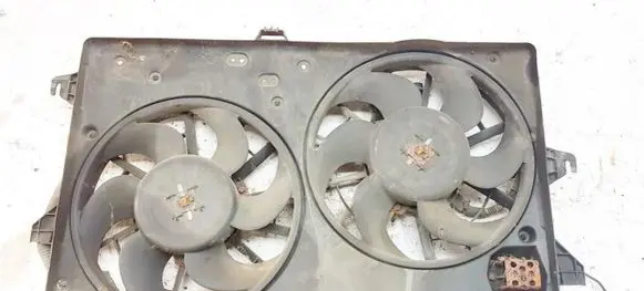 Radiator cooling fan shroud