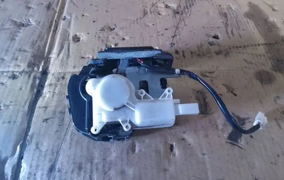 Mazda 2 Tailgate/trunk/boot lock/catch/latch B6701