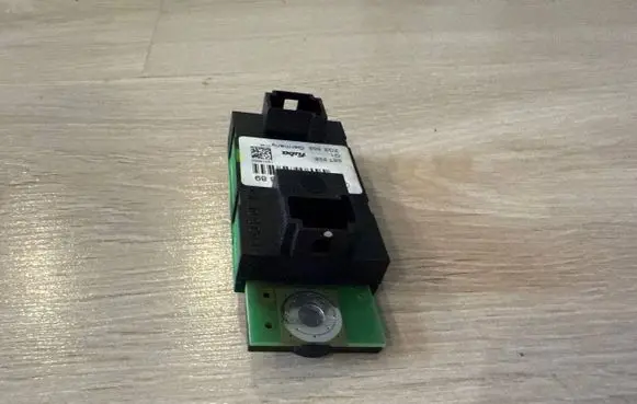 Mercedes-Benz S W221 Aerial antenna amplifier A2218201889 05T228 ZGS002