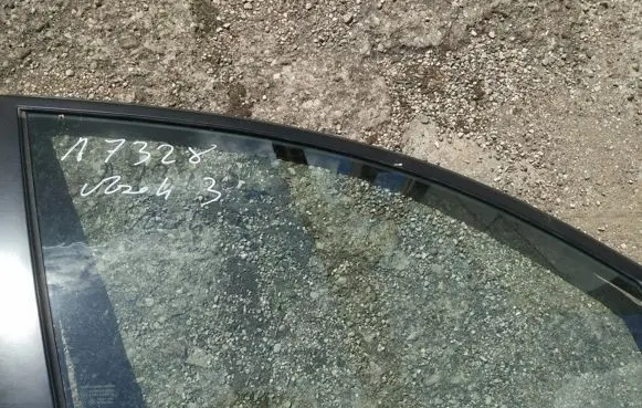 Mazda 3 I Front door window glass four-door