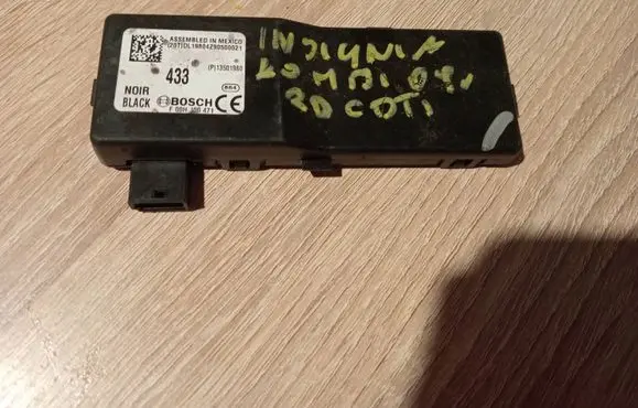 Opel Insignia A Door central lock control unit/module 13501980