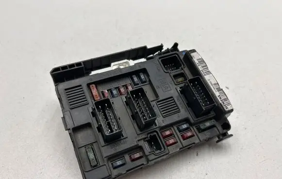 Citroen C3 Fuse module 9643498880