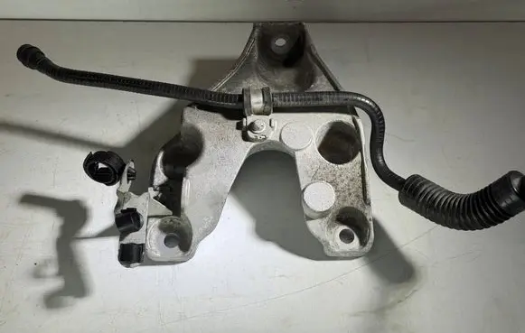 Engine mounting bracket