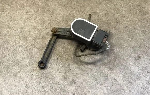 BMW 7 F01 F02 F03 F04 Air suspension front height level sensor 6784075