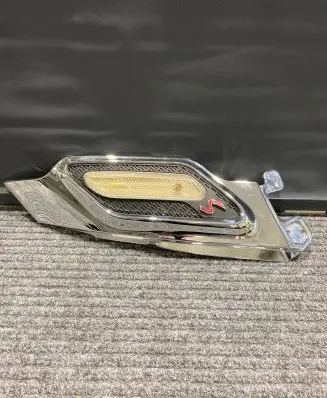 Front fender indicator light