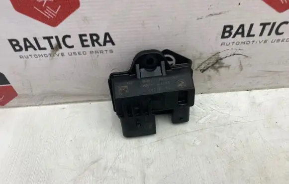 BMW 5 F10 F11 Glow plug pre-heat relay 8519472 130918 0572140104
