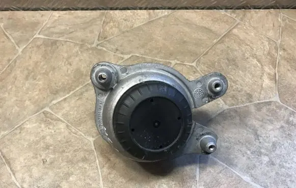 Mercedes-Benz C W205 Engine mount bracket A2052406717
