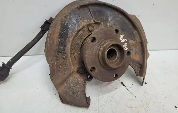 Audi A6 S6 C4 4A Front wheel hub