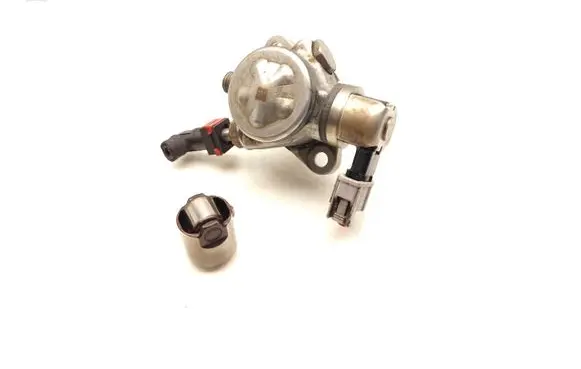 Nissan Juke I F15 Fuel injection high pressure pump 166307020R 820114643