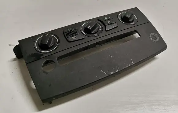 BMW 5 E60 E61 Climate control unit 7063145