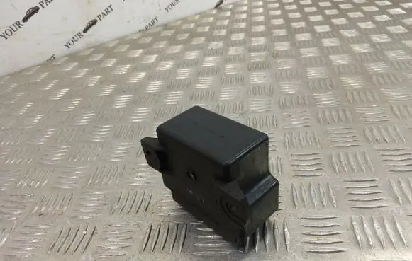 Mercedes-Benz E W124 Glow plug pre-heat relay 001545