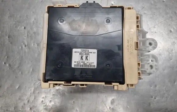 Toyota Auris E180 Fuse module 8273012X81