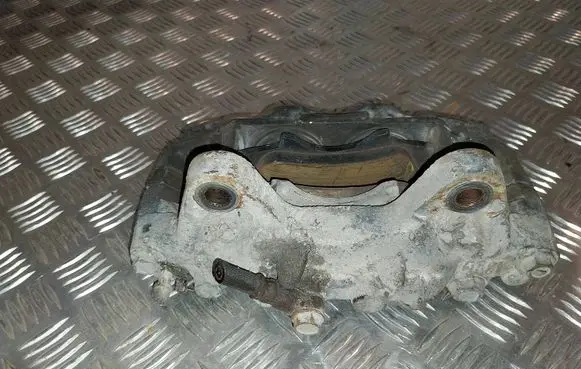 Mitsubishi Pajero Front brake caliper