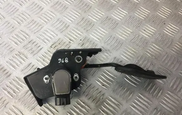 Accelerator throttle pedal