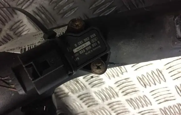 Volkswagen Golf V Air pressure sensor 0281002399 038906051B