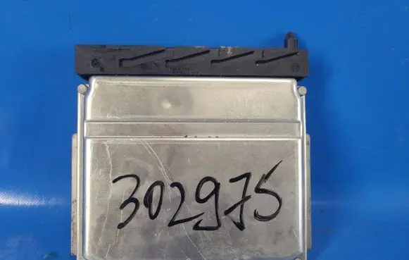 Volvo XC70 Engine control unit/module 30668478A