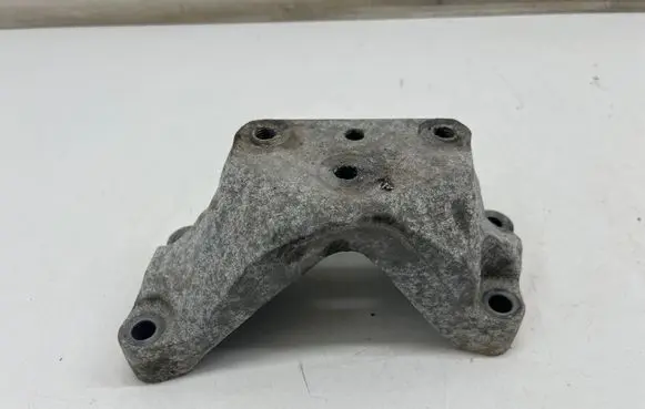 Skoda Octavia Mk4 Engine mounting bracket 3Q0199117A