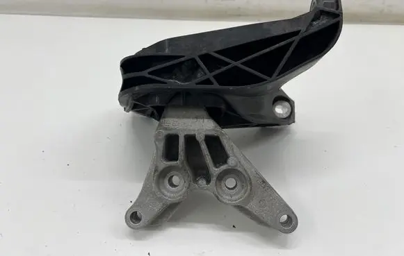 Peugeot 3008 III Engine mount bracket EB2PT