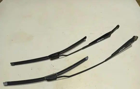 Skoda Octavia Mk1 (1U) Front wiper blade arm 1J1955410 1U1955409