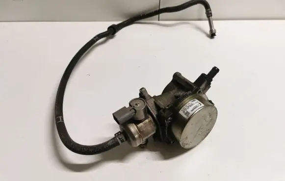 Volkswagen PASSAT CC Vacuum pump 06H145100AK