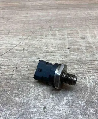 BMW 5 E39 Fuel pressure sensor 0281002788