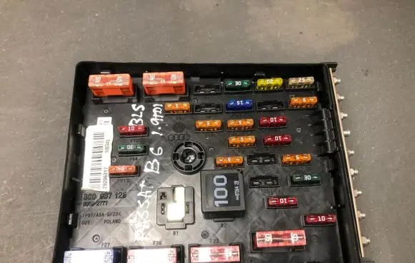 Volkswagen PASSAT B6 Fuse module 3C0937125