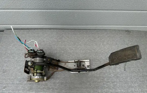 Nissan Patrol Y61 Accelerator throttle pedal 18002VB307