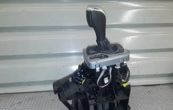 Volvo XC90 Gear shifter/selector P08689424