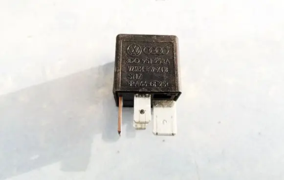 Volkswagen Golf V Other relay 3D0951253A V23134-B59-X418