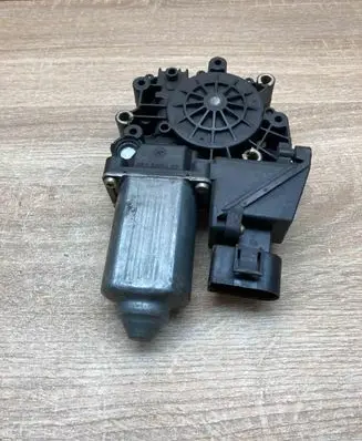 Audi A4 S4 B5 8D Front door window regulator motor 114185101