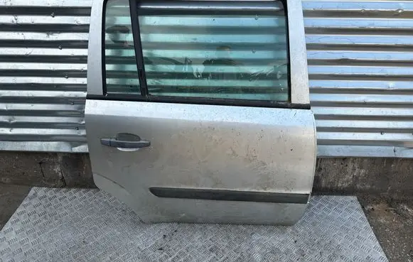 Opel Zafira B Rear door