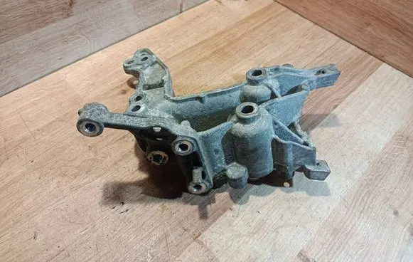 Peugeot 208 I Engine mounting bracket 9804121180