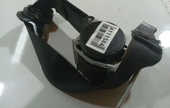 Opel Astra H Front seatbelt 560834901