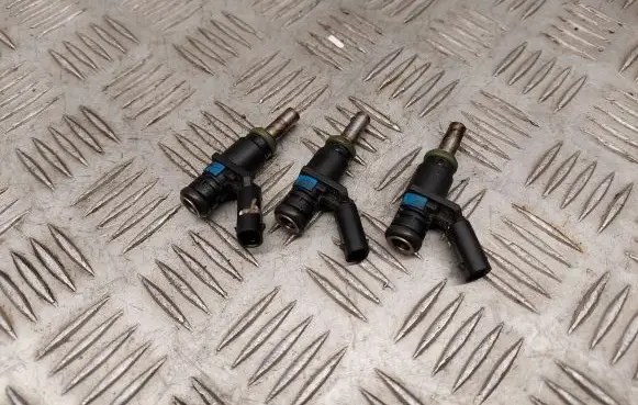 Audi Q7 4M Fuel injector 06E906031A