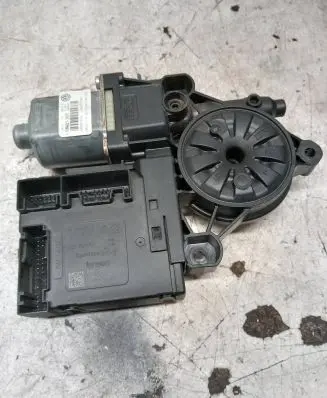 Volkswagen PASSAT B7 Front door window regulator motor 3C0959793C