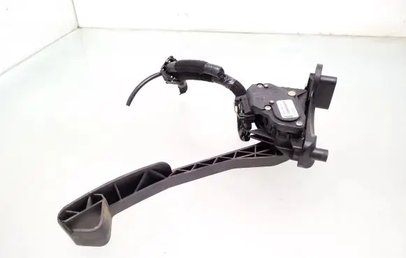 Volvo V70 Accelerator throttle pedal 30666659