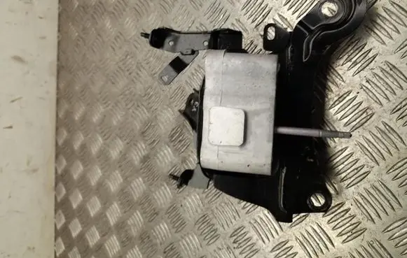 Toyota Prius (XV60) Engine mount bracket 