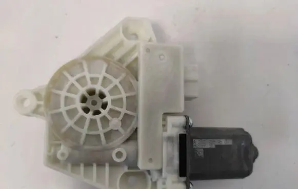 Mercedes-Benz GLC X253 C253 Front door window regulator motor A2139069501