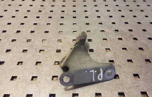 Audi Q7 4L Fender mounting bracket 4L0821135