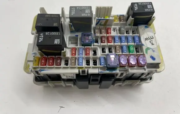 Opel Insignia B Fuse module 33172518