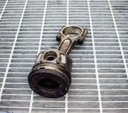 Volvo V50 Piston 8653658