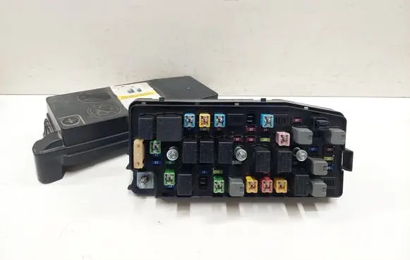 Chevrolet Captiva Fuse box set 95471068 11H25 106801