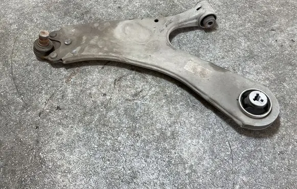 Citroen C4 III e-C4 Front lower control arm/wishbone 